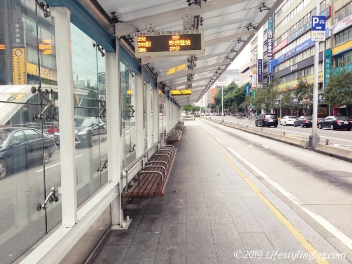 電光掲示板のある台北のバス停