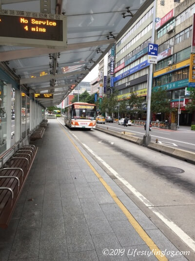 バス停に近く台北のバス