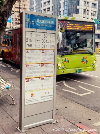 電光掲示板のない台北のバス停