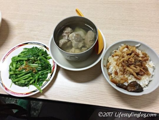 金峰魯肉飯の魯肉飯やスープ、サイドディッシュ