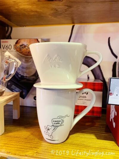 Cama Cafeの店内で販売されているカップとメリタのコーヒーフィルター
