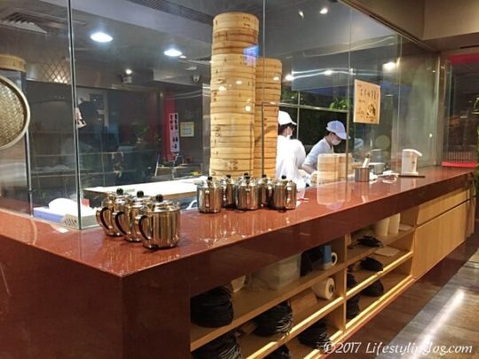 杭州小籠湯包の2号店のオープンキッチン
