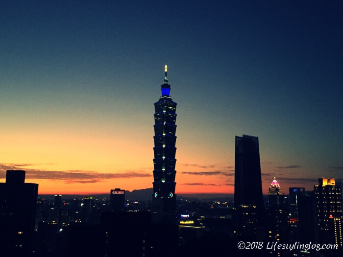 日没後の象山から見る台北101