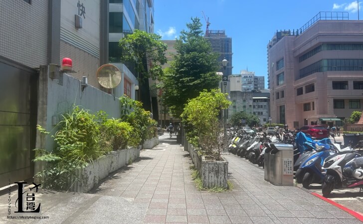 財政部関務署横にある迪化街に続く道