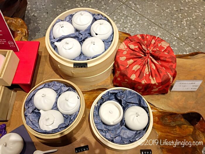 蒸篭に入った台客藍（ハッカブルー・HAKKA BLUE）の小籠包陶器のセット
