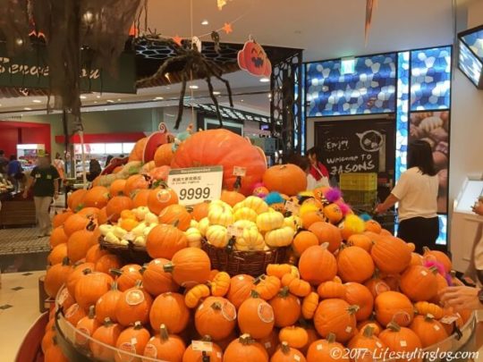 台湾のJASONS Market Place（ジェイソンズ マーケット プレイス）にあるハロウィン用かぼちゃ売り場