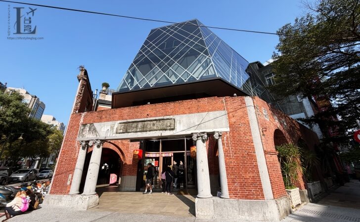 宮原眼科の入口から見える店内