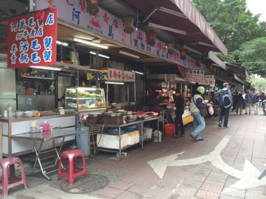 慈聖宮の前に広がる台湾ローカルグルメのお店