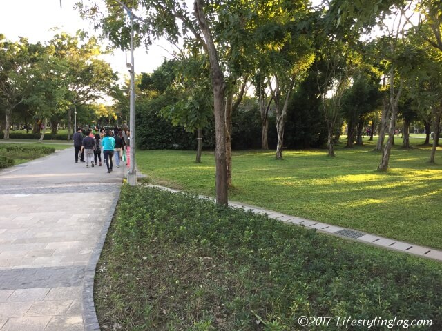 台北の大安森林公園で歩いている人々