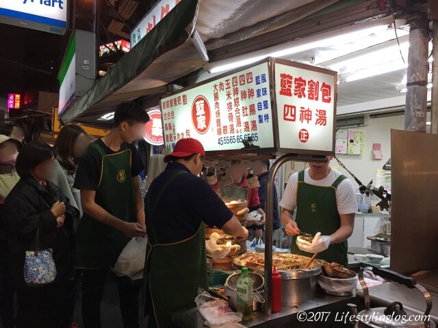 藍家割包で台湾式ハンバーガーを購入するお客さん
