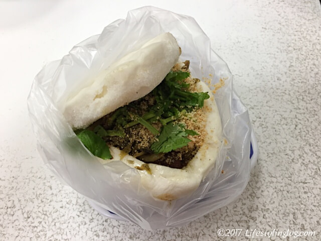 藍家割包の台湾式ハンバーガー