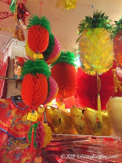節慶禮品街で販売されているパイナップルの飾り物