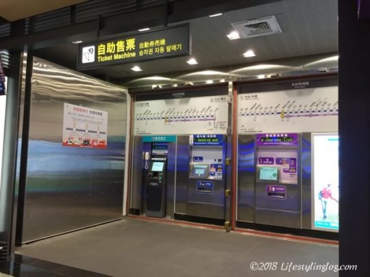 台湾の桃園国際空港のMRT駅にある自動券売機