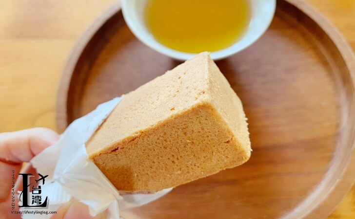 サニーヒルズの店舗で無料で提供される試食用のパイナップルケーキとお茶