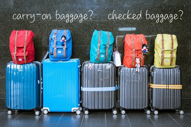 スーツケースの機内持ち込みか預け入れの選択