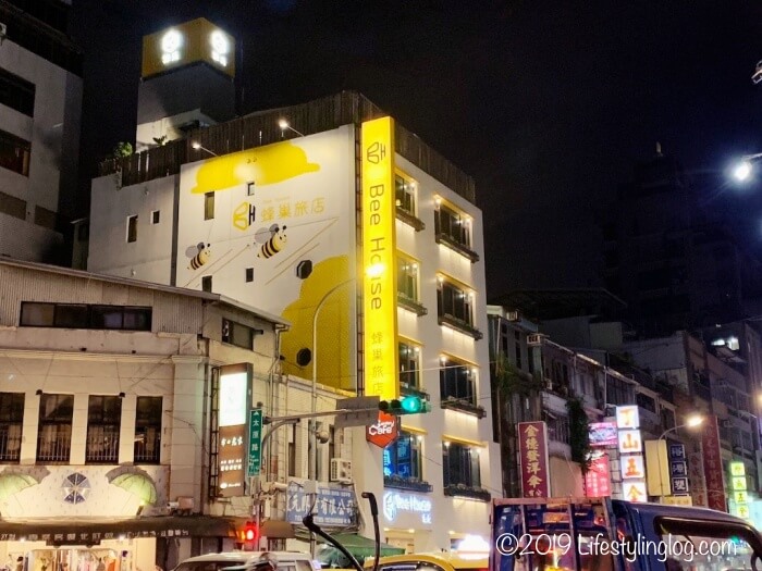 夜間に撮影したビーハウス台北
