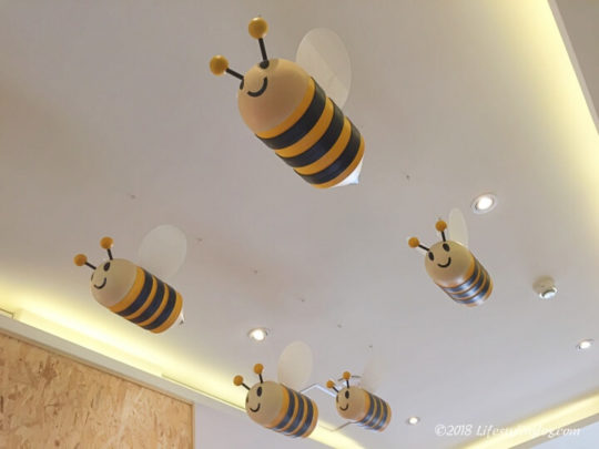 ビーハウス台北のロビーにいるハチ