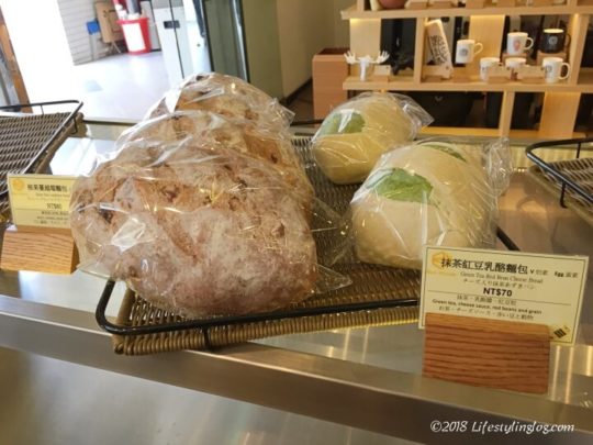 ビーハウス台北のロビーで販売されているパン