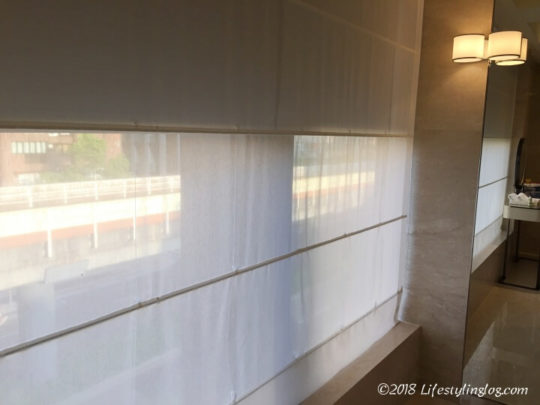 台北フラートン（メゾンノース）のバスルームにある大きな窓