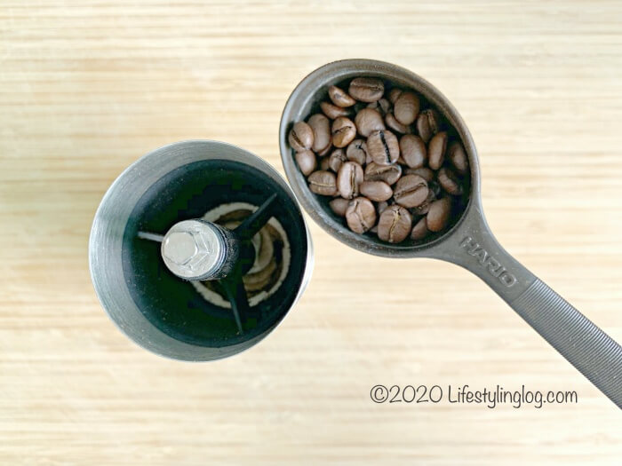 Porlex Mini（ポーレックス ミニ）にコーヒー豆を入れるところ