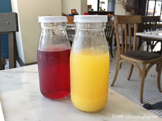 スウィーオ（swiio）ホテル大安館の朝食（オレンジジュースとクランベリージュース）