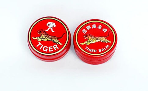 缶に入った赤と白のタイガーバーム