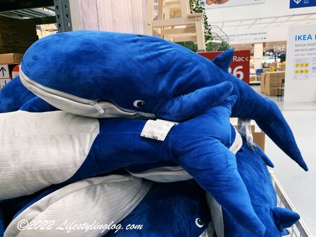 IKEAのシロナガスクジラのぬいぐるみ