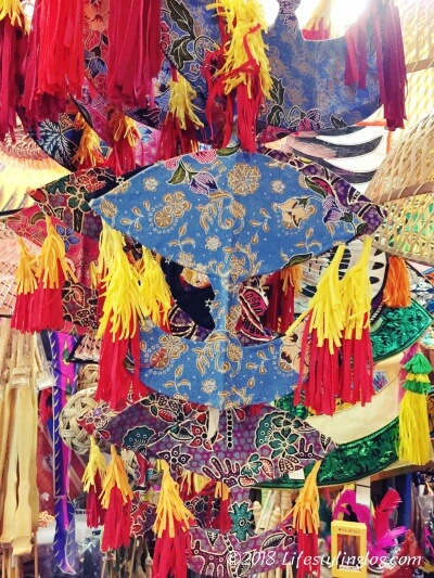 セントラルマーケットで販売されているマレー伝統の凧のWau Bulan