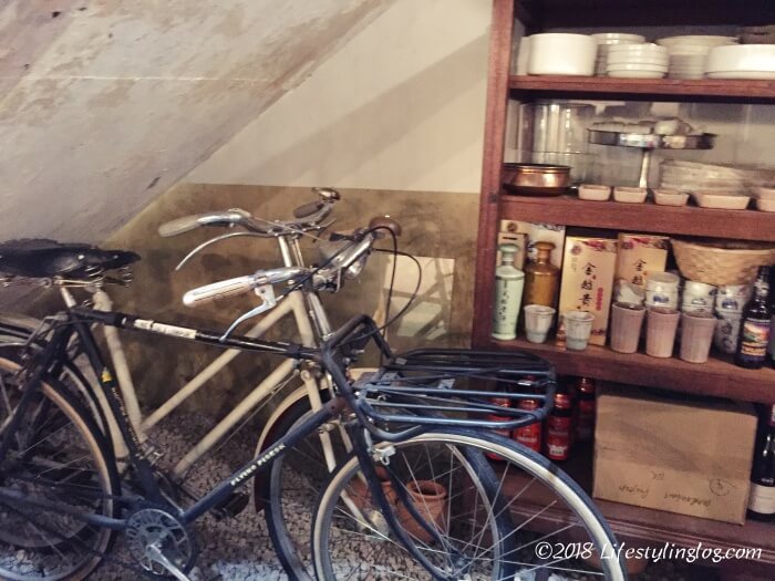 chocha foodstoreの店内にある自転車