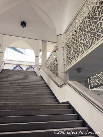 マレーシアのブルーモスク内の階段
