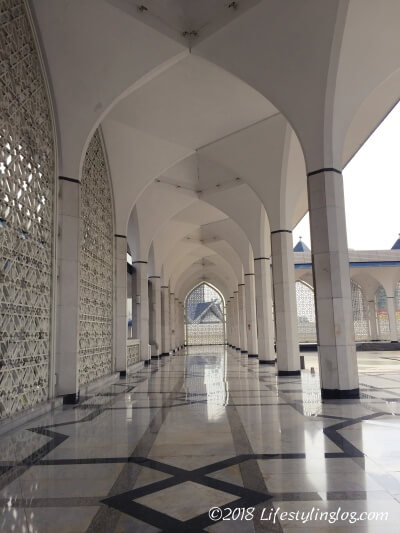マレーシアのブルーモスク礼拝堂前の廊下
