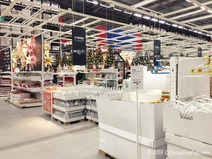 IKEAの売場にあるクリスマスツリー