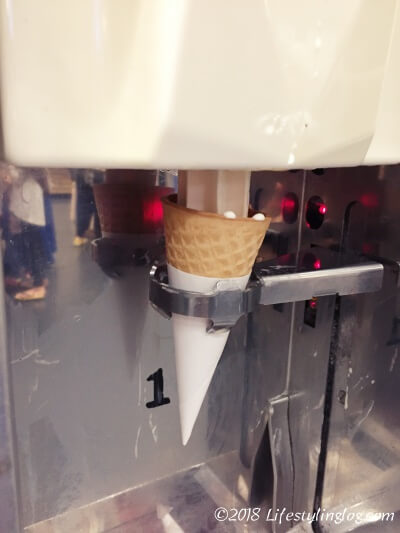 IKEAで豆乳ソフトクリームを作っているところ