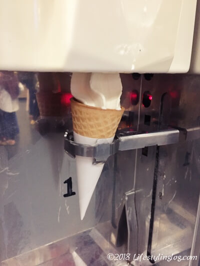 マレーシアのIKEAで豆乳ソフトクリームを作っているところ