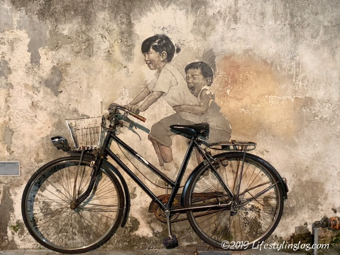 Ernest Zacharevicによるペナンストリートアート（little children on a bicycle）