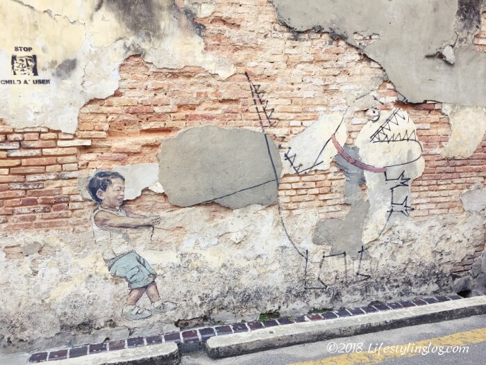 Ernest Zacharevicによるペナンストリートアート（Little Boy with Pet Dinosaur）
