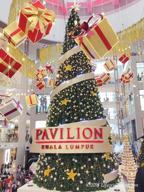 Pavilion（パビリオン）に設置された巨大クリスマスツリー