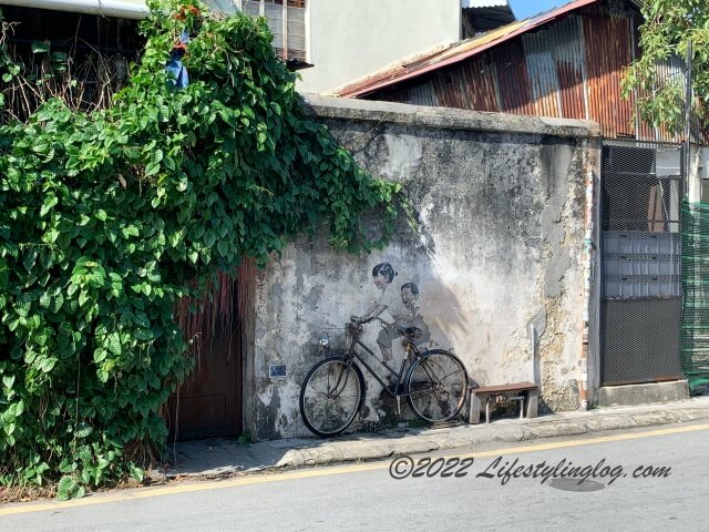 謝公司（Cheah Kongsi）が所有する敷地の壁に描かれたペナンのストリートアート（Kids on Bicycle）