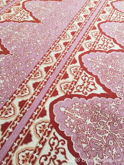 ピンクモスク内の絨毯