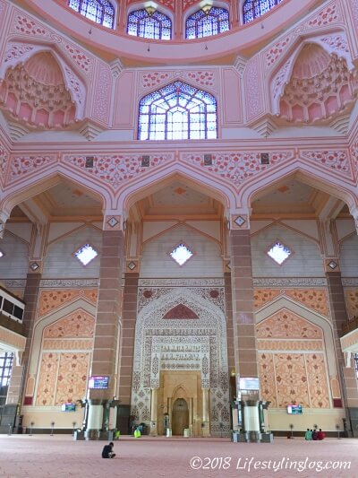ピンクモスクの内部