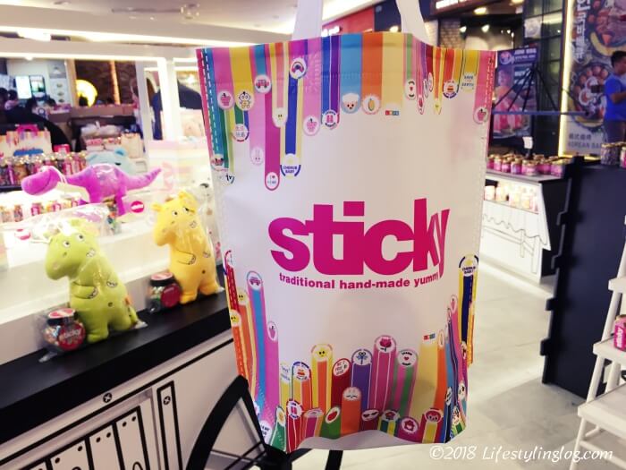 マレーシアにあるStickyの店舗とバッグ
