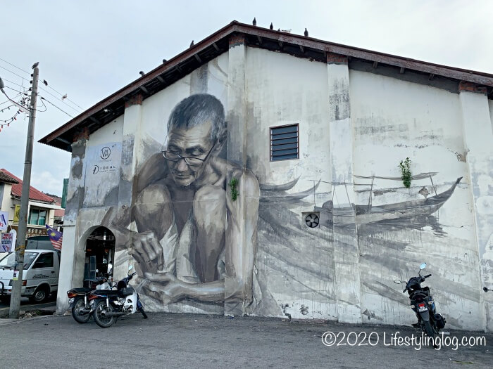 Balik PulauにあるJulia Volchkovaさんが描いた漁師のストリートアート