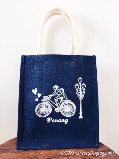 Children on Bicycleが描かれたブルーのバッグ