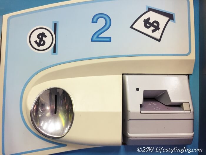 台北の地下鉄（MRT）のトークン販売機のコインと紙幣投入スペース