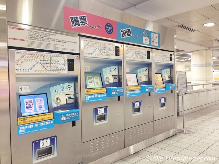 台北の地下鉄（MRT）の駅に設置されている券売機