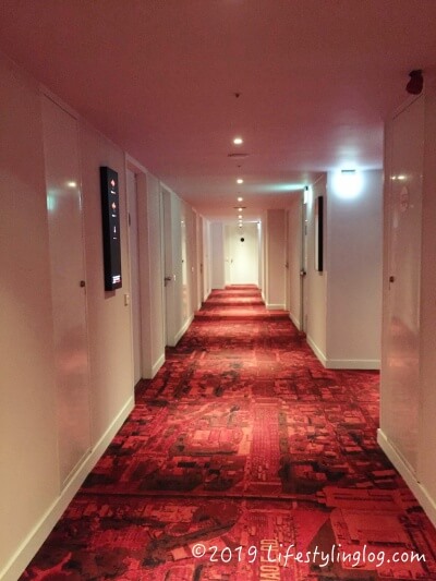 シチズンM台北ノースゲートホテルの客室がある廊下
