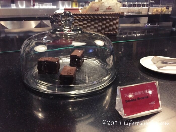 シチズンM台北ノースゲートホテルのカフェエリアで販売されているケーキ