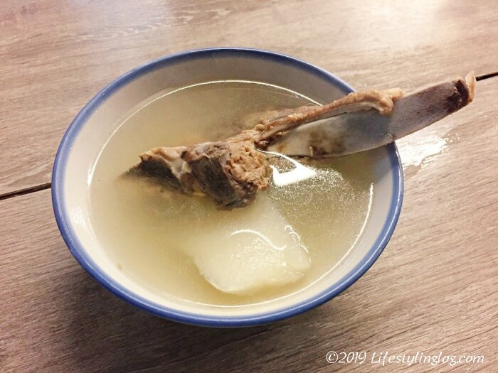 高麗菜飯・原汁排骨湯のスープ