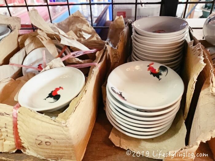 ペナンにある榮興棧（ENG HIN CHAN）で販売されている鶏デザイン小皿