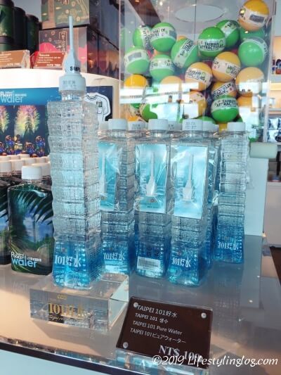 台北101展望台で販売されている台北101型のペットボトル